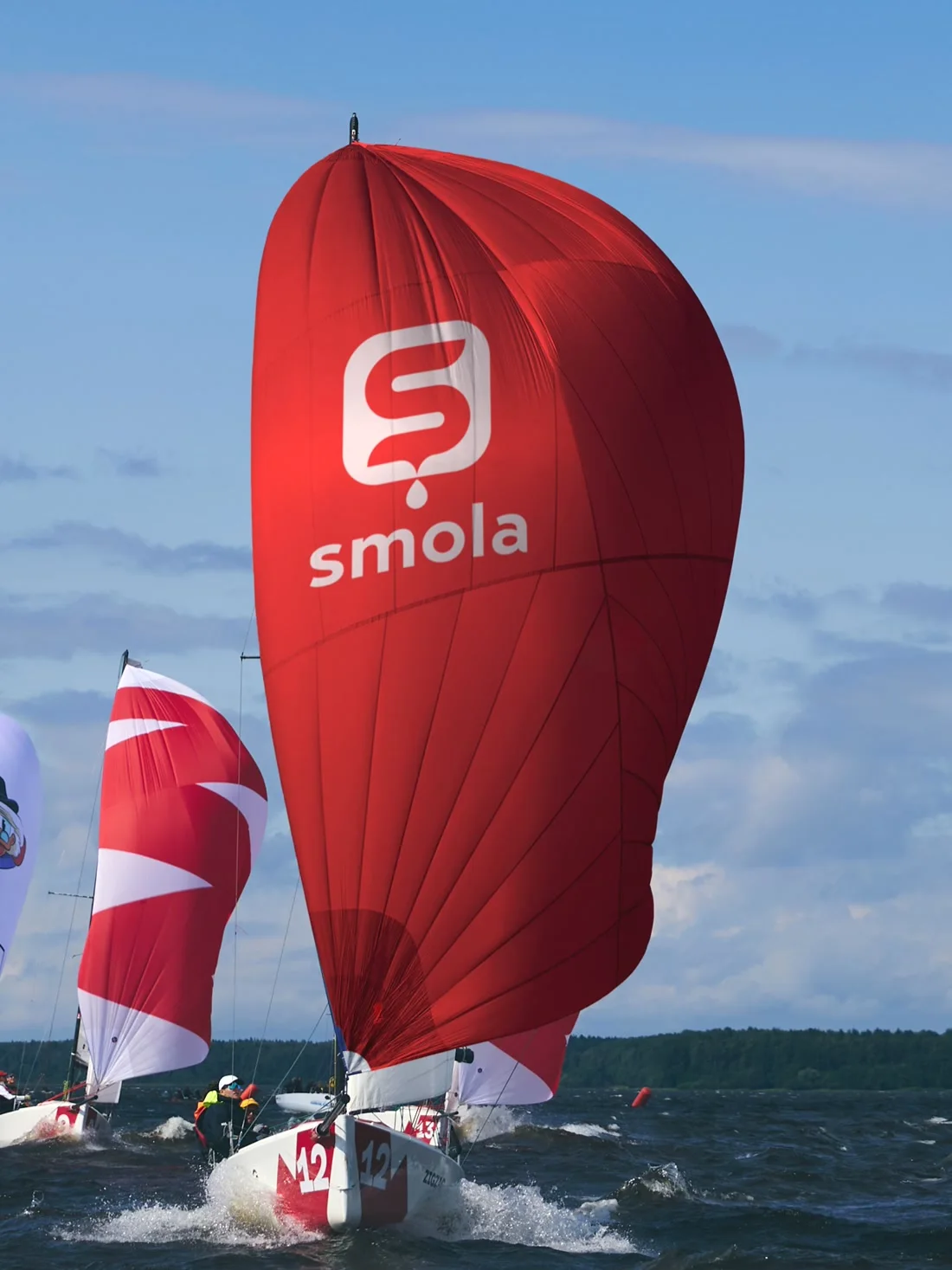Jahta pod crvenim jedrom sa logom SMOLA na regati